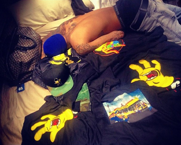 Rihanna publica foto de Chris Brown deixado em cama