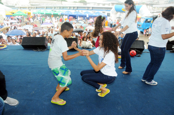 A chuva não espantou a plateia que ficou de olho nas dancinhas dos atores