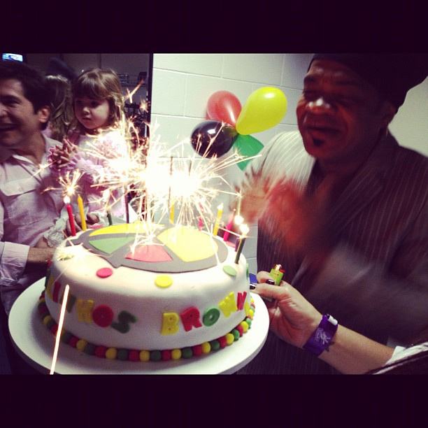 Carlinhos Brown ganha festa de aniversário nos bastidores do The Voice Brasil