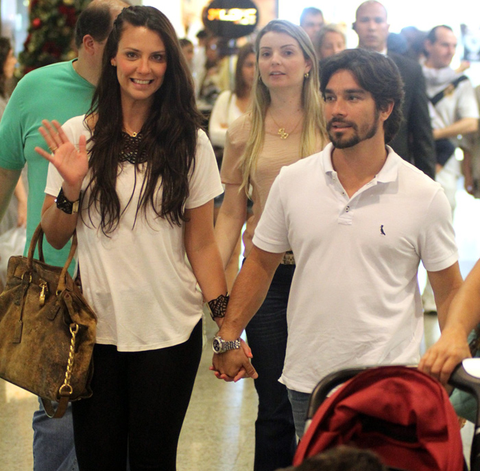 Camila Rodrigues cumprimenta paparazzo em passeio com o marido
