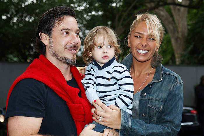 Adriane Galisteu vai com filho e marido à aniversário em São Paulo