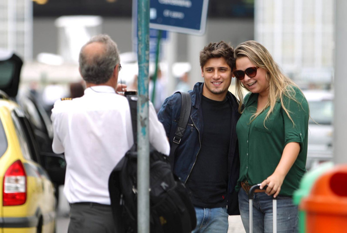 Claudia Raia quase passa despercebida em aeroporto carioca