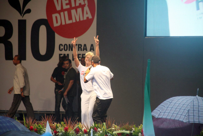 A apresentadora também apoia a campanha Veta, Dilma
