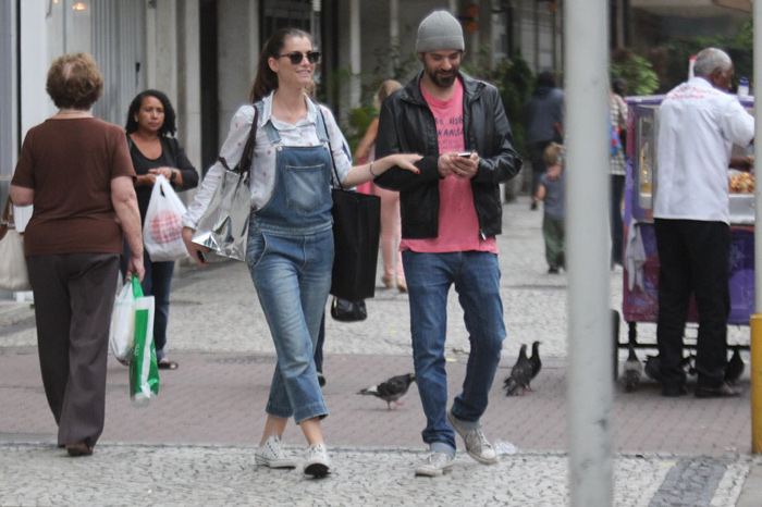 Alinne Moraes passeia com o namorado pelo Rio