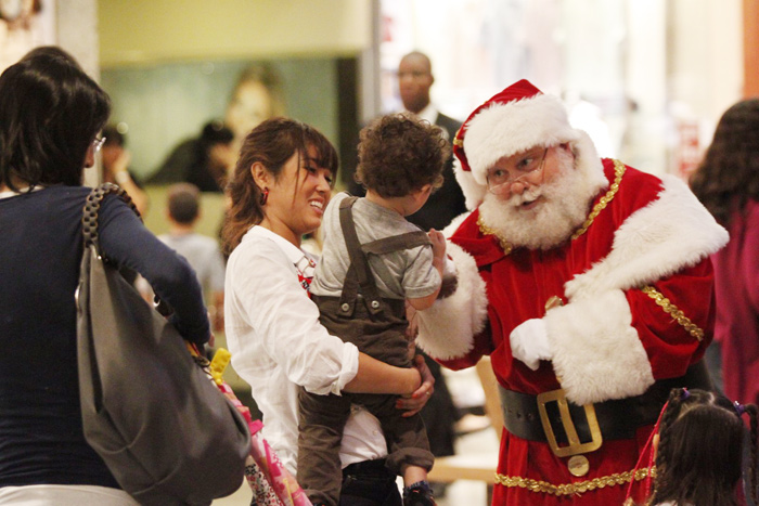 Dani Suzuki leva o filho para ver o Papai Noel em shopping no Rio