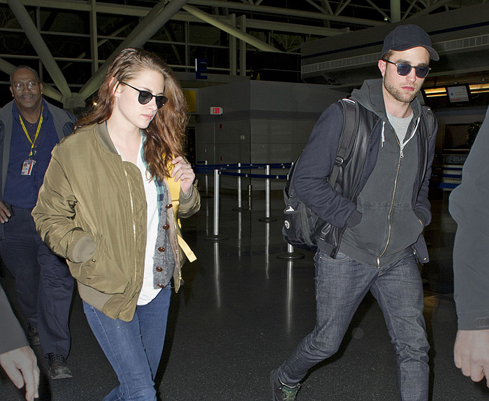 Robert Pattinson e Kristen Stewart voltam a Los Angeles depois de feriado em Londres