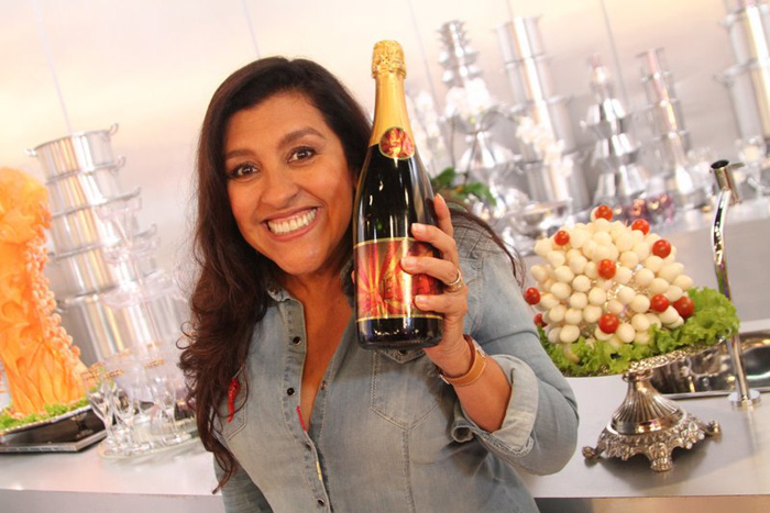 Regina Casé comemora nova temporada de Esquenta com champagne