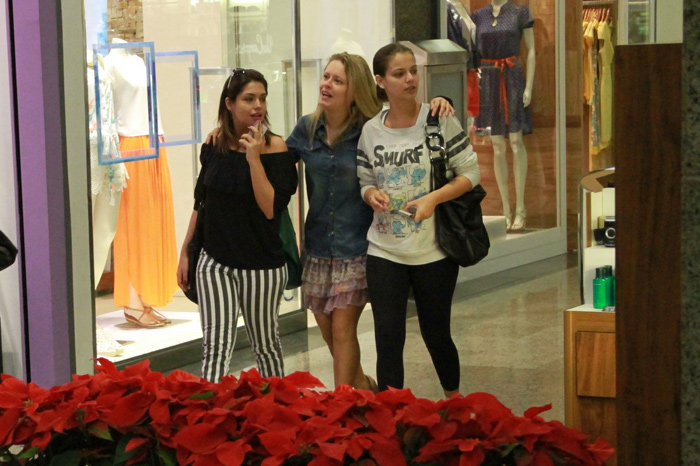 Thais Fersoza e Milena Toscano passeiam juntas em shopping