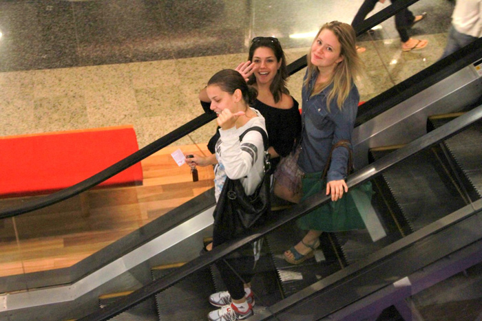 Thais Fersoza e Milena Toscano passeiam juntas em shopping