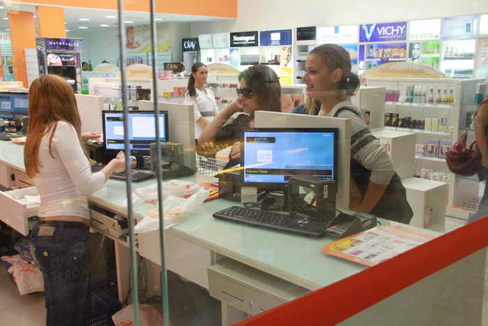 Thais Fersoza e Milena Toscano passeiam juntas em shopping