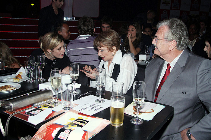 Adriana Esteves divide a mesa com Glória Menezes e Tarcísio Meira