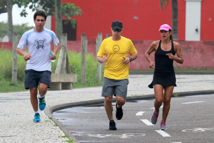 Luciano Huck se exercita na orla da Barra da Tijuca