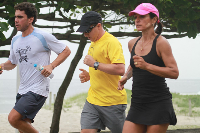 Luciano Huck se exercita na orla da Barra da Tijuca