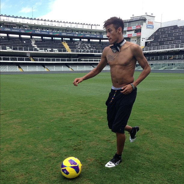 Neymar bate bola na Vila Belmiro sem camisa e de gravatinha
