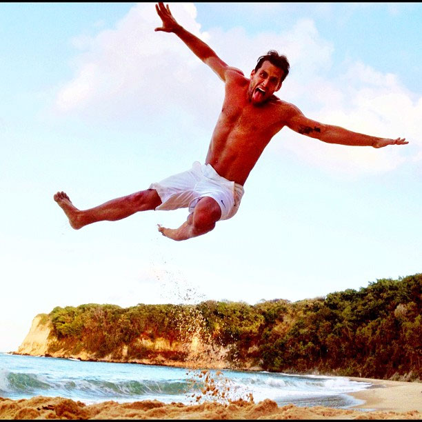 Henri Castelli dá pulos de alegria ao chegar na praia de Natal