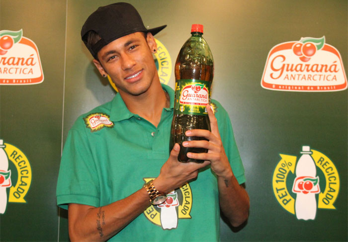 Neymar lança garrafa de refrigerante totalmente reciclada no Brasil