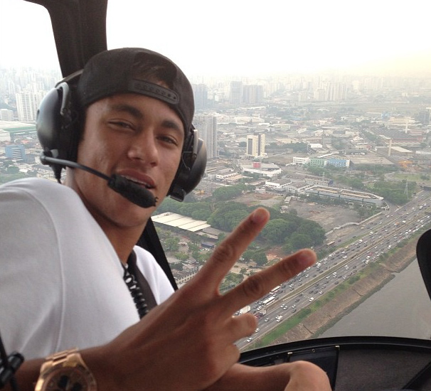 Neymar faz passeio de helicóptero, em São Paulo