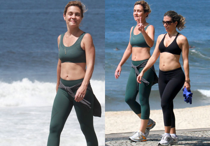 Adriane Esteves exibe a boa forma em praia no Rio