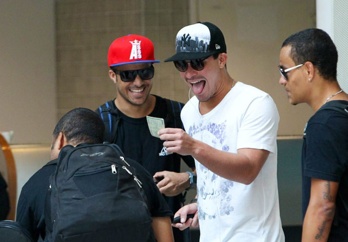 Thiago Martins embarca com sua banda em aeroporto no Rio