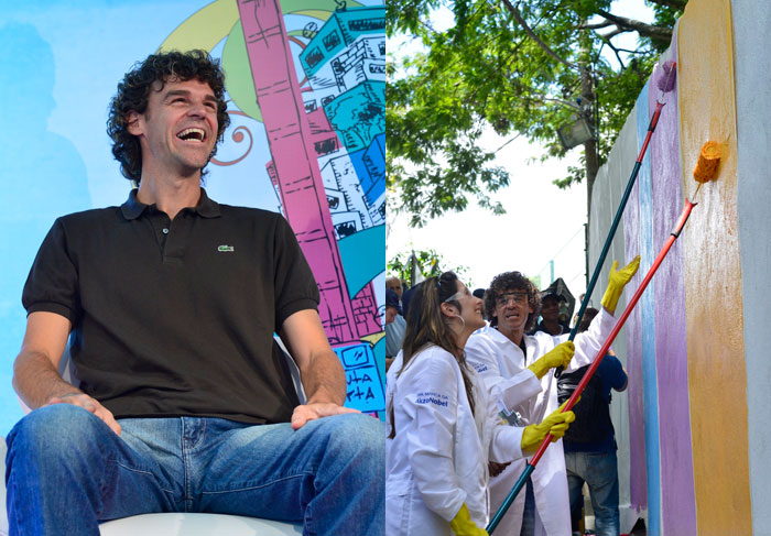Gustavo Kuerten pinta paredes na comunidade Santa Marta, no Rio