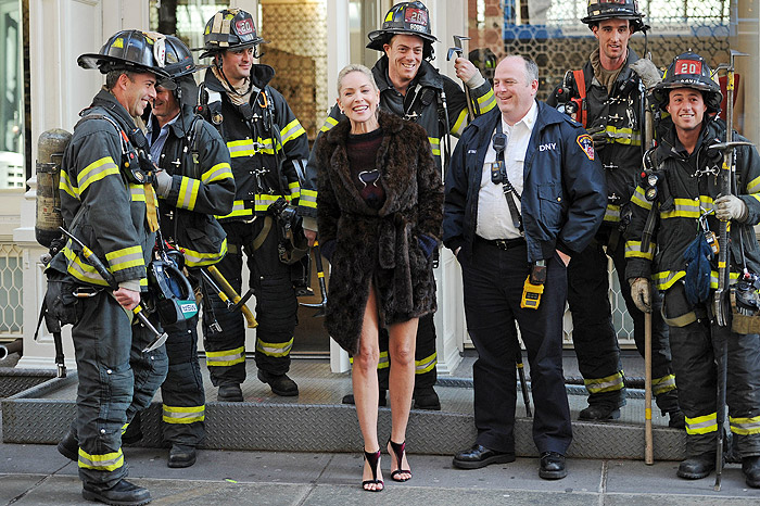 Sharon Stone se diverte posando com um grupo de bombeiros