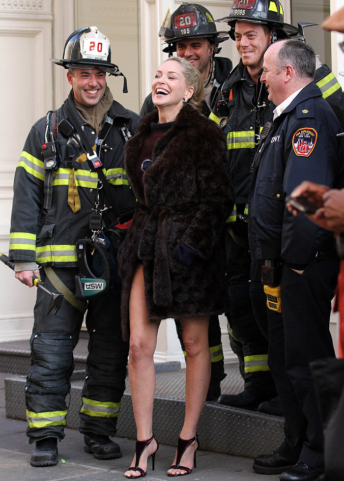 Sharon Stone se diverte posando com um grupo de bombeiros