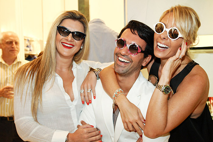 Adriane Galisteu, Raphael Mendonça e Mirella Santos brincam com óculos escuros