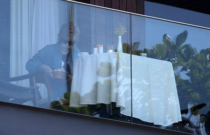 Jane Fonda toma café da manhã em sacada de hotel no Rio