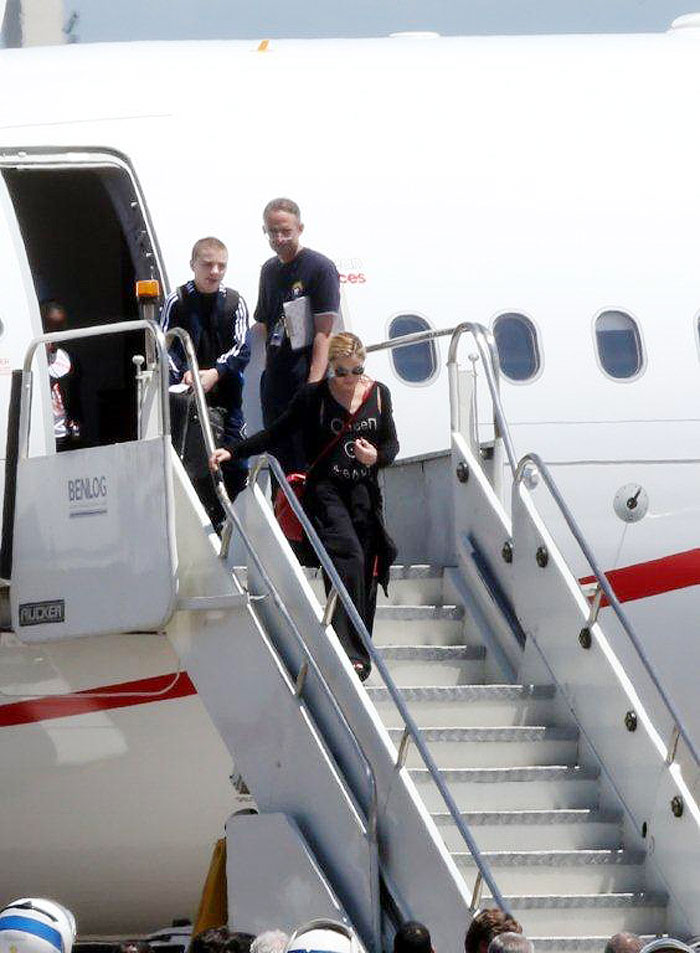 Madonna desembarca no Rio de janeiro em avião Particular!