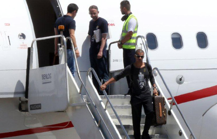 Madonna desembarca com filhos no Rio, em avião particular