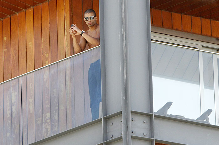 Namorado de Madonna aparece sem camisa em sacada de hotel no Rio . Veja as Fotos