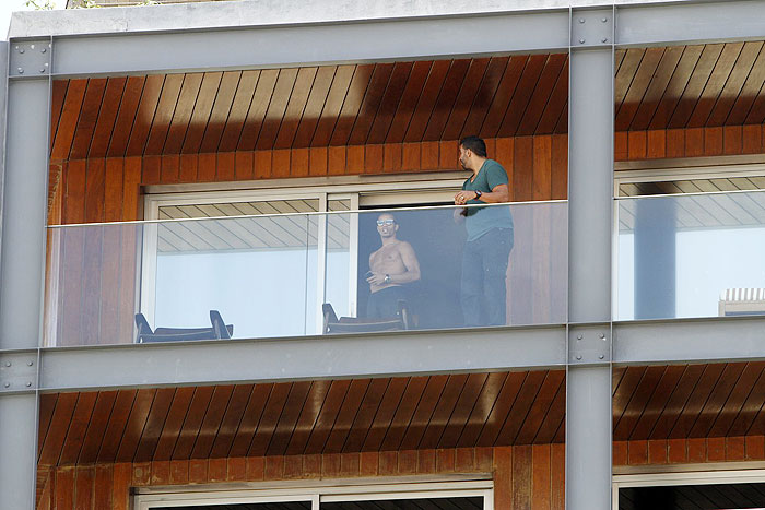 Namorado de Madonna aparece sem camisa em sacada de hotel no Rio . Veja as Fotos