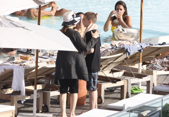 Toda vestida, Madonna curte piscina com filhos em hotel