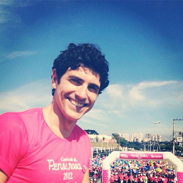 Reynaldo Gianecchini participa de caminhada contra o câncer de mama