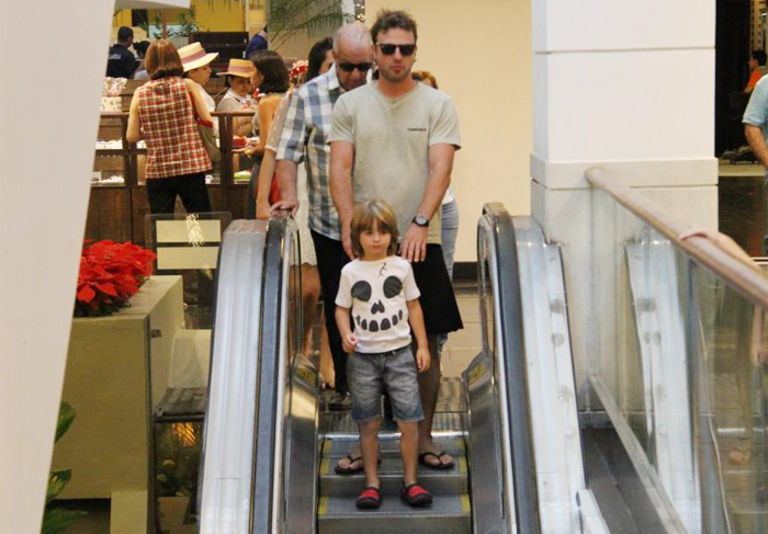 Cassio Reis passeia com Noah em shopping do Rio