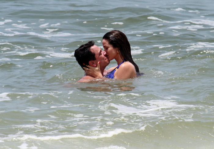 Rodrigo Lombardi e Nanda Costa se beijam em gravação de Salve Jorge