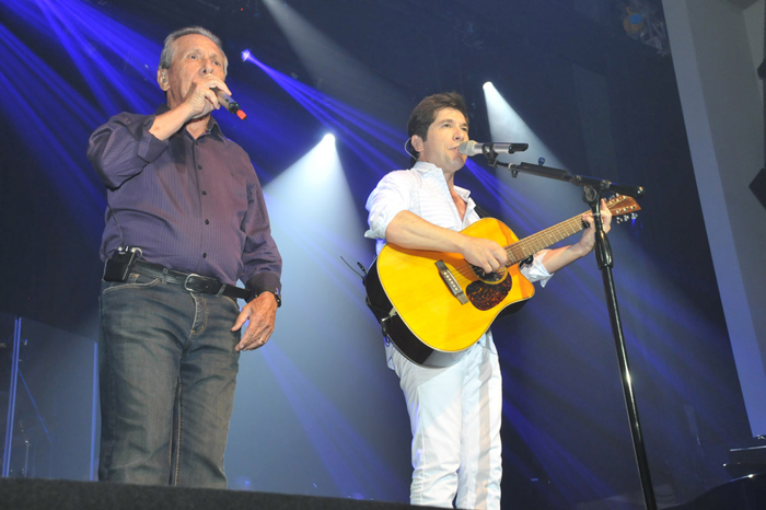 Daniel faz show emocionante em teatro de Brotas onde iniciou a carreira