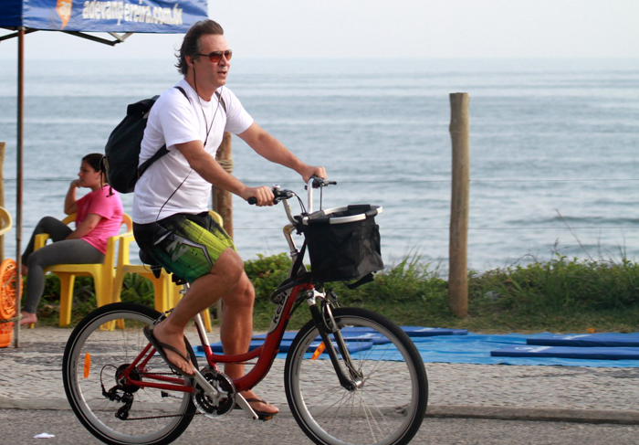 Nelson Freitas pedala pela Barra da Tijuca, no Rio