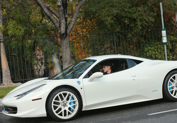 Justin Bieber e Selena Gomez circulam de Ferrari por Los Angeles