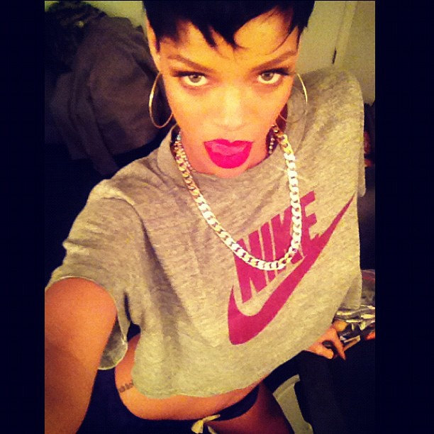 Rihanna sensualiza posando com língua de fora