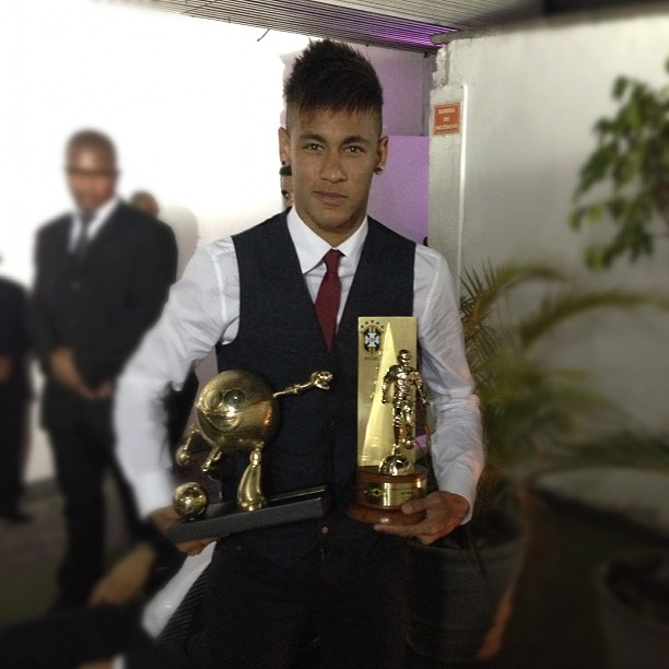 Neymar exibe orgulhoso seus dois novos troféus