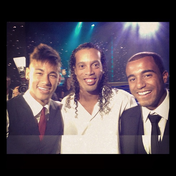 Neymar exibe orgulhoso seus dois novos troféus