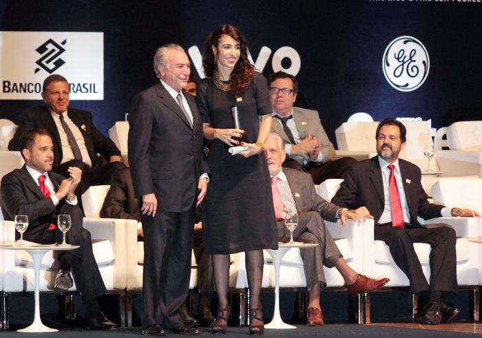 Marisa Monte posa ao lado do vice-presidente do Brasil Michel Temer