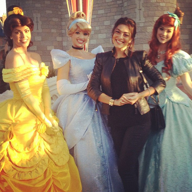 Juliana Paes posa com Princesas da Disney