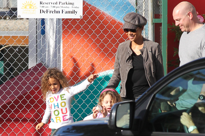 Após fim de batalha judicial com o ex, Halle Berry circula sorridente por Los Angeles