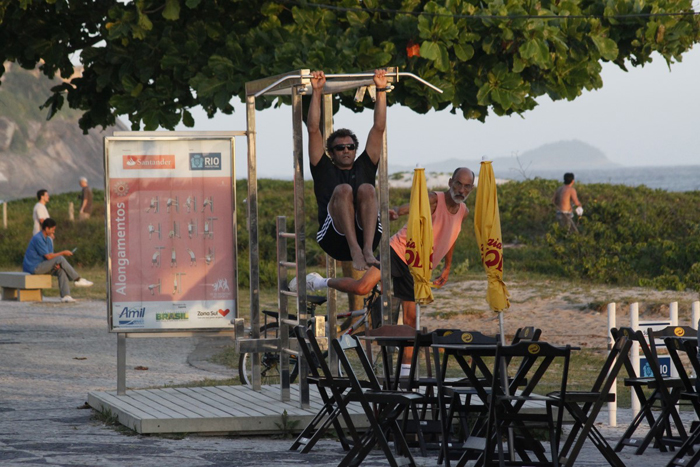 Domingos Montagner malha em orla de praia no Rio de Janeiro