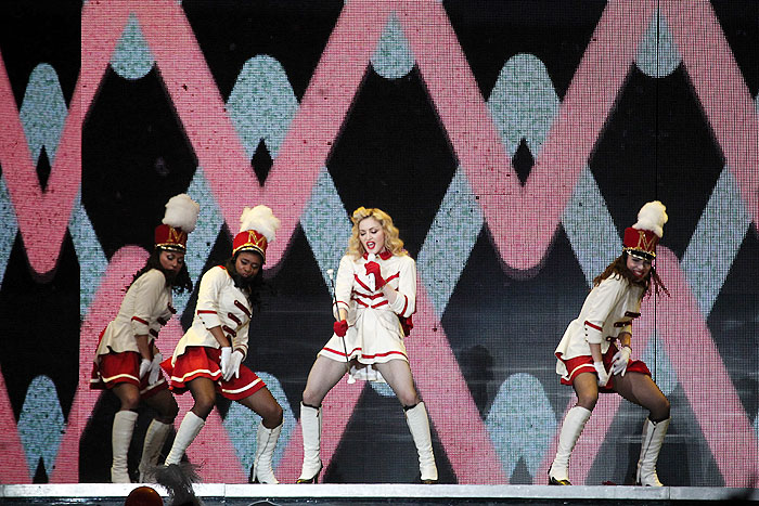 A passagem de Madonna pelo Brasil teve início com uma apresentação no Rio de Janeiro no domingo (2)