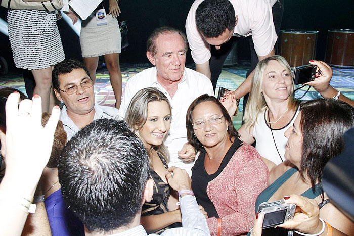 Renato Aragão posa com fãs no evento
