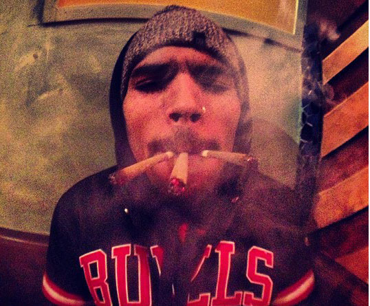Chris Brown se desculpa por fumar maconha no Twitter 