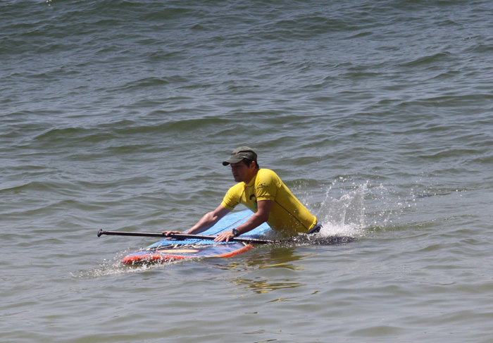 Marcelo Serrado pratica stand up paddle com um amigo no Rio